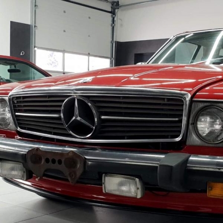 Mercedes SL560 R107 Czerwony po renowacji