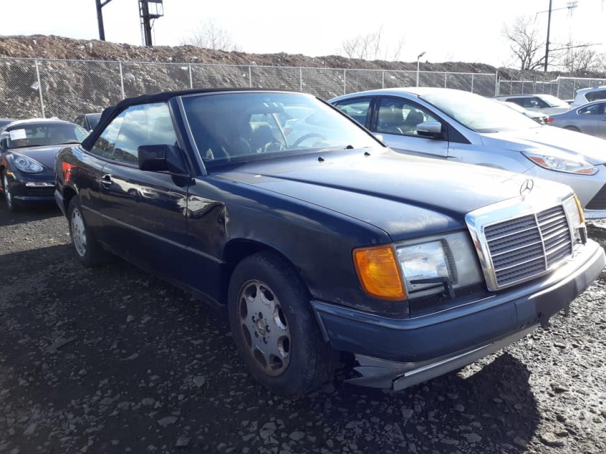 Już na miejscu Mercedes 300CE cabrio do renowacji