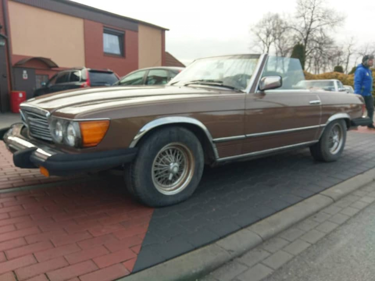 Mercedes 450sl 1978 szprychowe felgi plus tylne kanapy tworzą fajne zestawienie wyposażenia - 30900 / 7700 euro