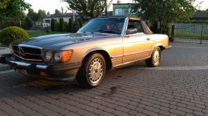 Beżowy Mercedes 560SL już po renowacji